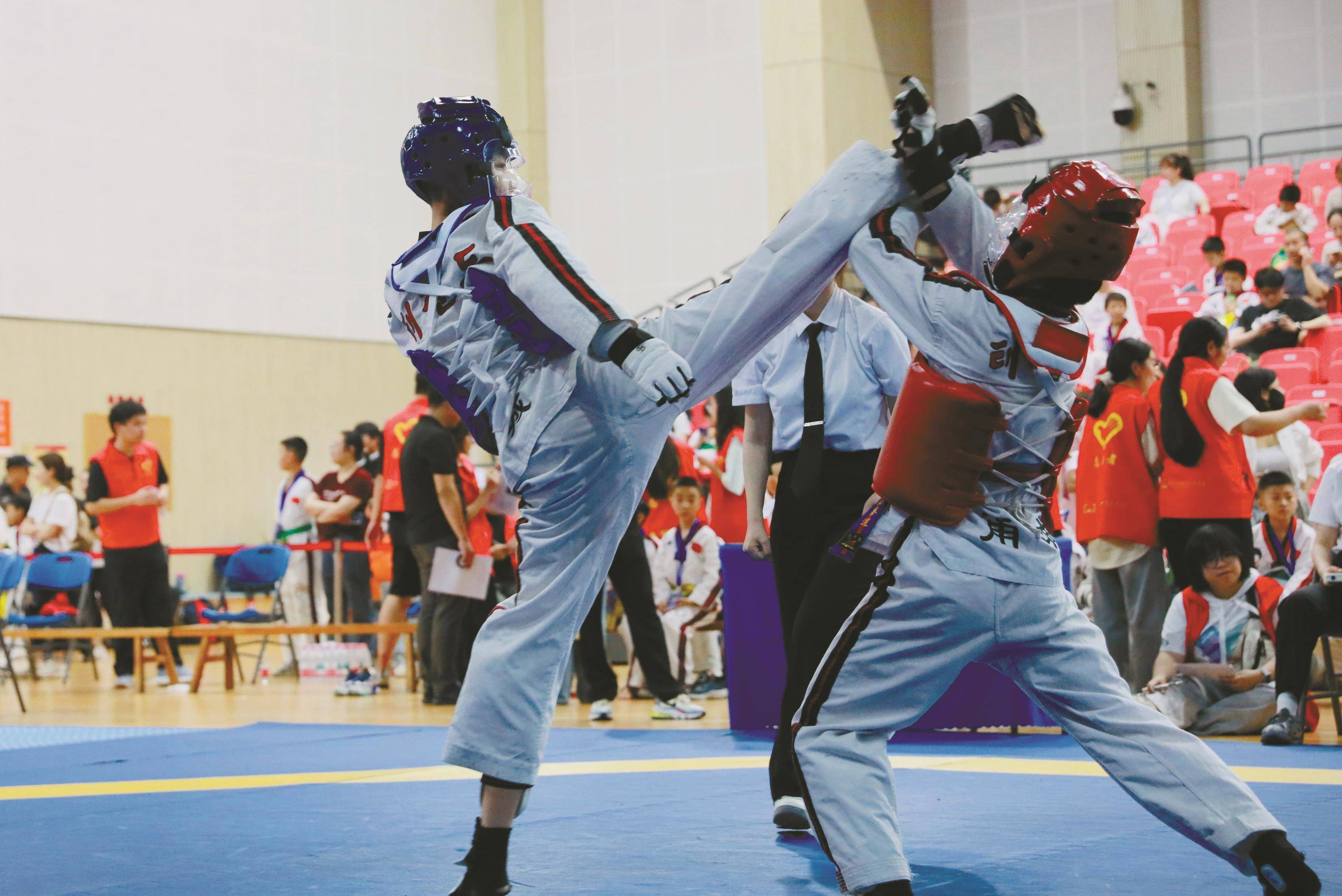 双方精彩对决,一场激动人心的比赛作文